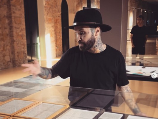 El artista radicalmente autobiográfico: Abel Azcona volverá a Murcia antes de conocer a su madre biológica