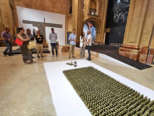 Lidó Rico pinta con las manos... y el alma en Caravaca: expondrá 'Los Asomados' en la antigua Compañía de Jesús
