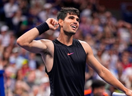 Alcaraz debuta en el US Open ganando con ciertos apuros a Tu y le espera Van de Zandschulp