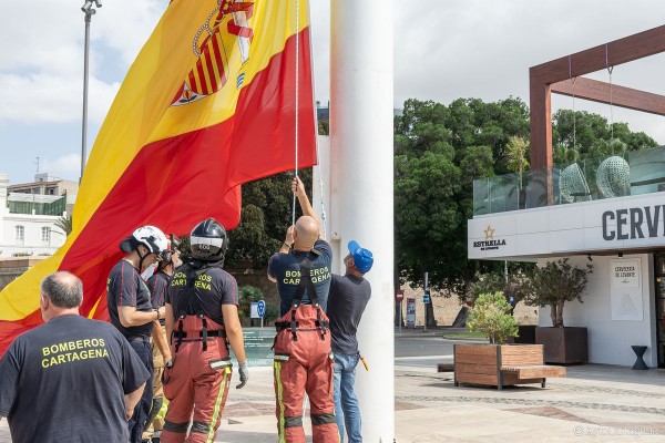 Izan la bandera de España del Puerto, que fue robada por un individuo que huyó en un monopatín