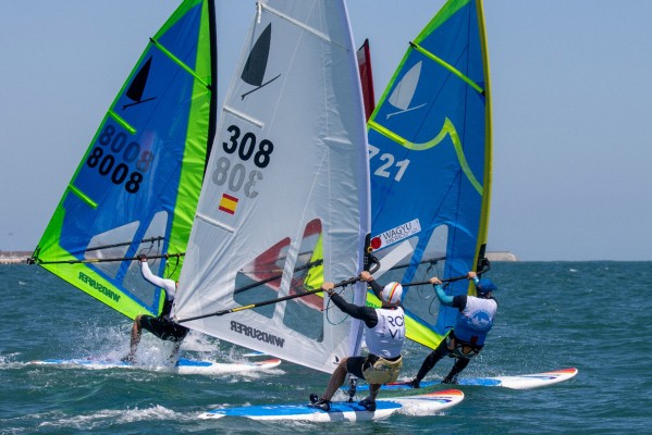 La clase Windsurfer vuelve a La Manga tras varias décadas con la Vuelta al Mar Menor 