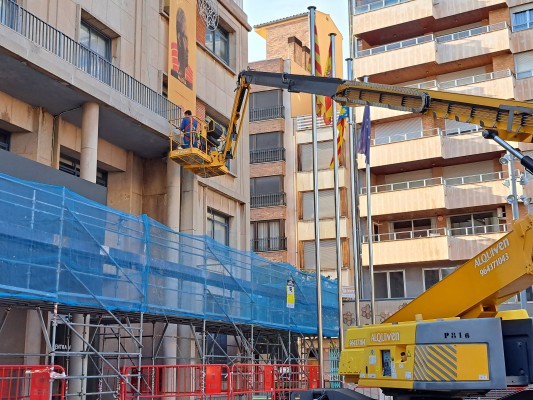 Vila-real escomet els treballs de reparació de la façana de l'Ajuntament per a evitar despreniments