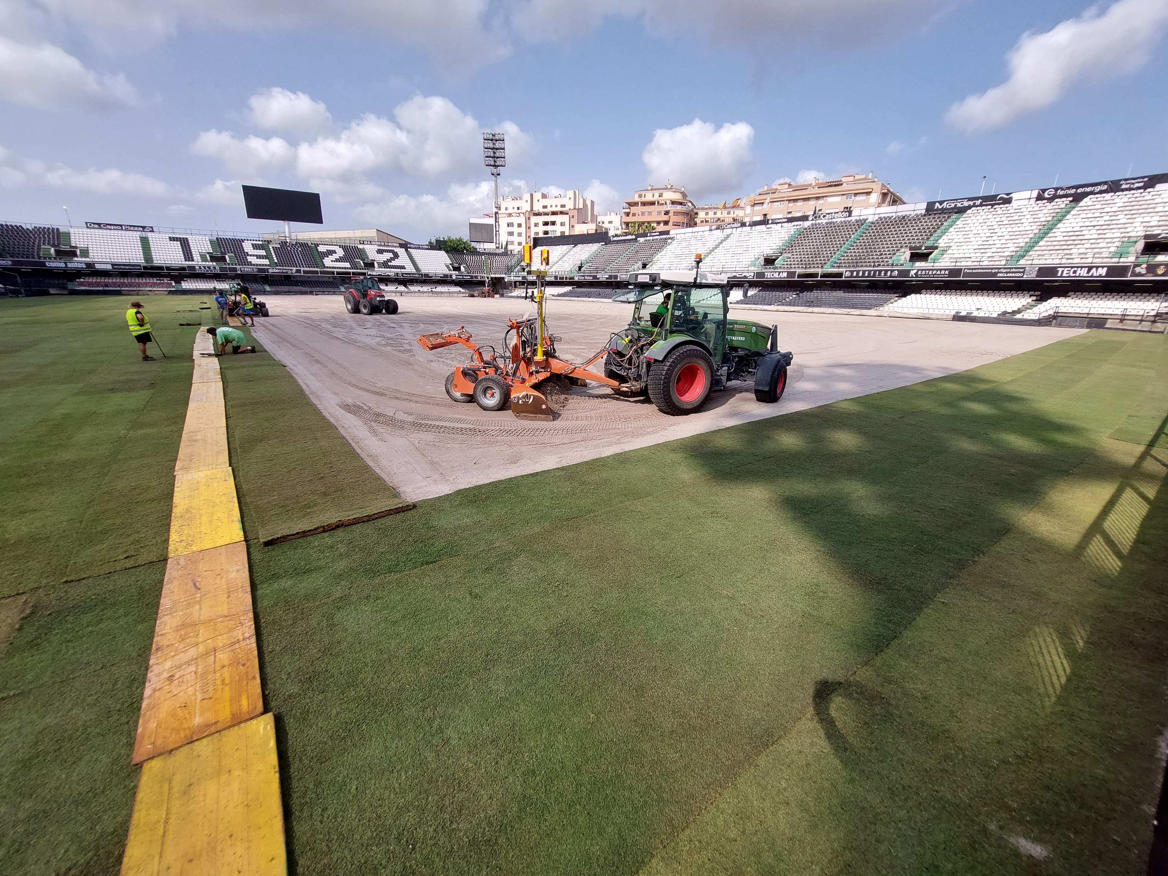 Castalia toma forma con la instalación del nuevo césped
