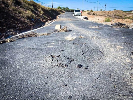 Baches y tramos sin asfaltar el Camino de Goñar de Puerto Lumbreras a pesar de las recientes obras