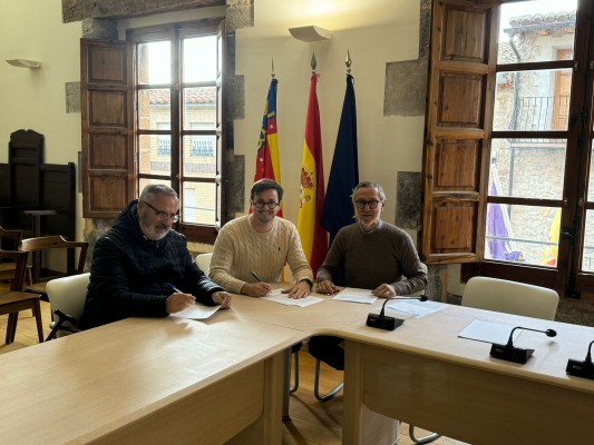La villa de El Toro se convierte en propietaria de las ermitas de Santa Lucía y Santo Domingo

