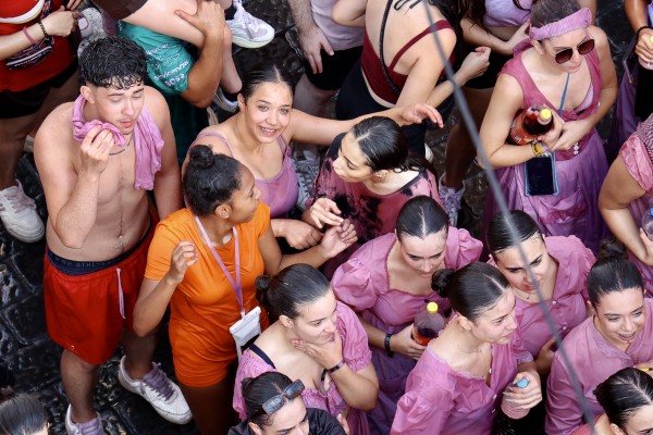 Jumilla se llena de alegría y morado: la Cabalgata del Vino despide las Fiestas de la Vendimia