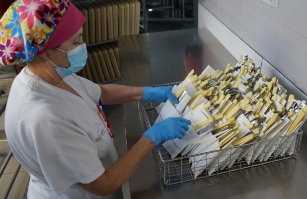La Arrixaca distribuirá los cubiertos con 'servilletas canguro' para reducir el uso de plásticos desechables