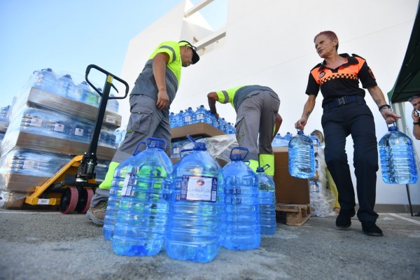Benitatxell inicia el reparto de agua en garrafas a sus vecinos; en Teulada activa los depósitos
