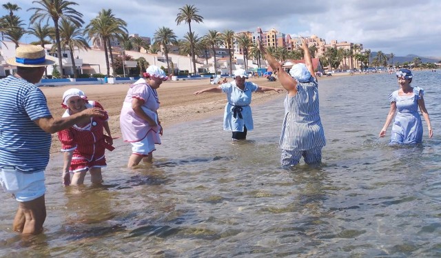 Playa Honda 'viaja al pasado' con bañistas 'de época': vestidos de cuerpo entero y enaguas a rayas