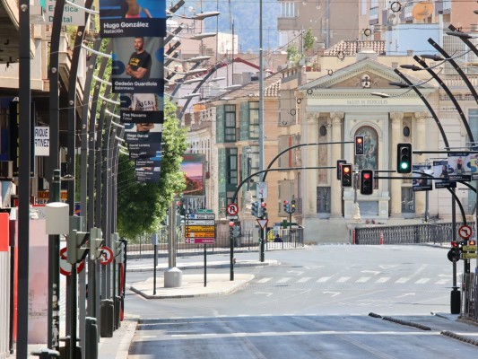 Una Gran Vía desierta y en calma: Murcia frena el ritmo en agosto