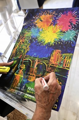 El Puente Viejo y el Segura protagonizan el cartel de la Feria de Murcia con una explosión de color