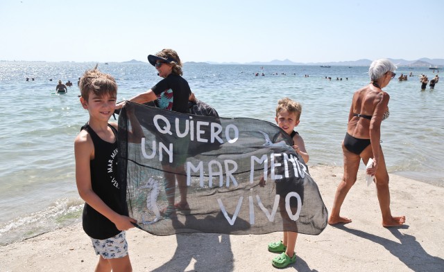 El 'Abrazo al Mar Menor' congrega a cientos de personas para reivindicar el cuidado de la laguna 