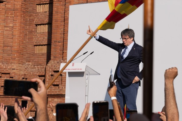 El 'ilusionista' Puigdemont: regresa a Barcelona, da un mitin y huye en el coche de un mosso