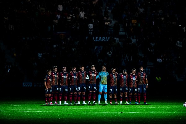 El Levante inicia la subasta solidaria de las camisetas manchadas de barro
