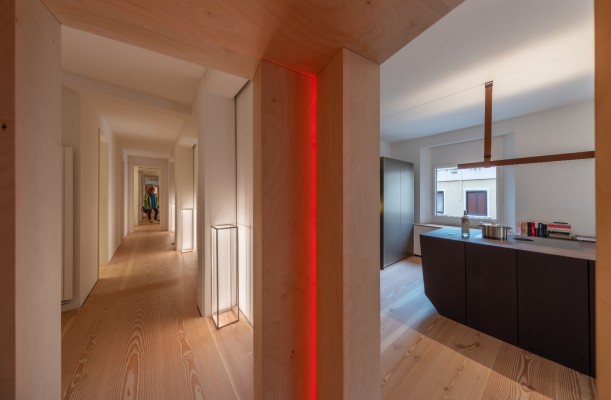 La casa en Murcia donde un gran cubo de madera separa y conecta espacios: cuando el arte está en la arquitectura