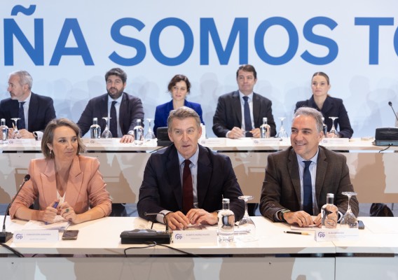 Feijóo pide a Mazón que no deje de reconocer 