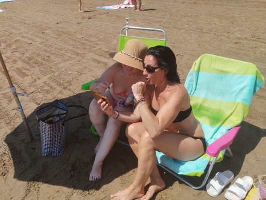Alcaraz causa furor en las playas de la Región pese a la derrota: entre el sol, el baño y el móvil