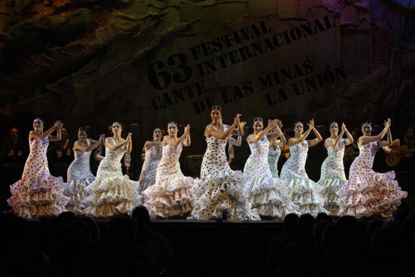 Las estampas flamencas del Ballet Nacional hechizan en la 'Catedral del Cante' de La Unión