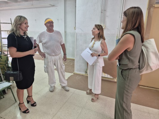 Los conserjes ponen a punto los colegios públicos de Murcia para el inicio del curso

