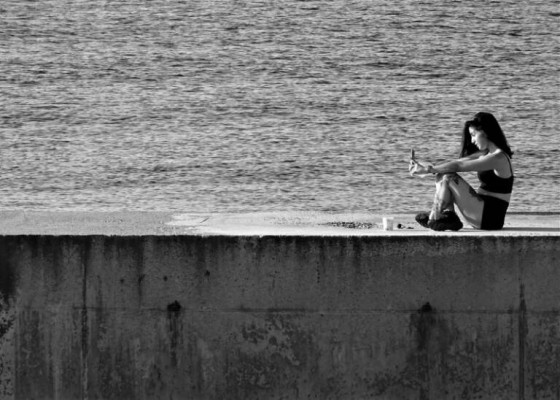 Un rompeolas de las emociones en Cabo de Palos: Gabriel Navarro expone 'Trazas sobre el muro' en el Subup Hostel 