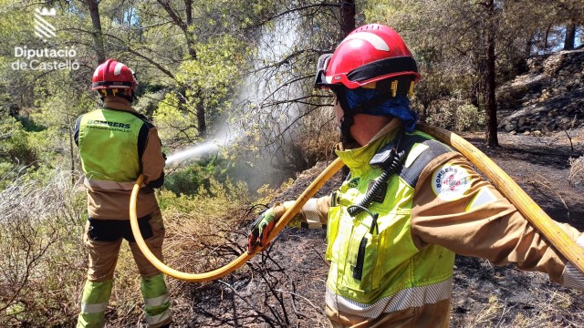 Estabilizado el incendio forestal del Desert de les Palmes: los bomberos trabajan para extinguirlo