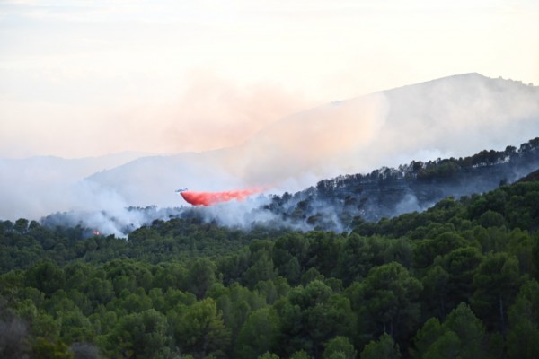 Fuego en el Desert de les Palmes: 50 efectivos trabajan durante la noche para sofocarlo