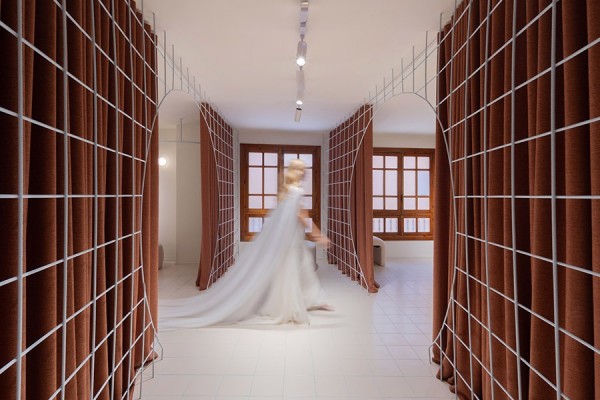 La tienda de novias Portocale se muda a la Plaza de los Apóstoles: así son sus creativos probadores de diseño