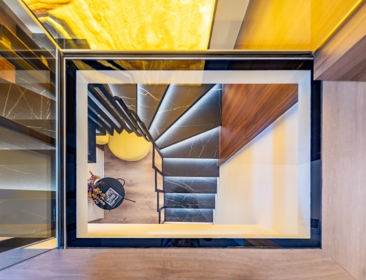 La casa con un corazón de oro en Murcia: así es este ático dúplex con una escalera que brilla y una alberca de cristal