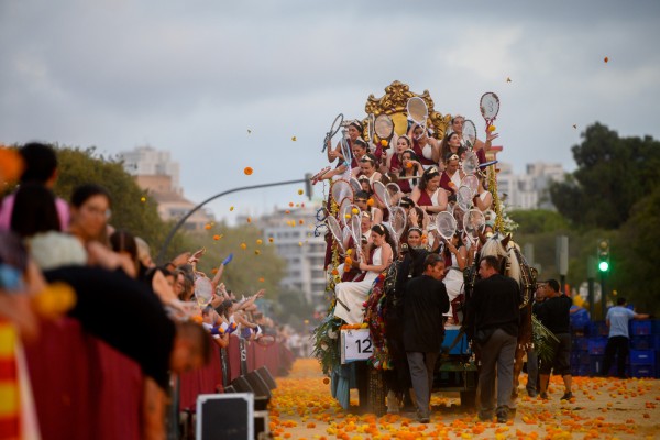 Una Batalla de Flores con guiños a la Capital Verde da color a València con 1,3 millones de clavelones