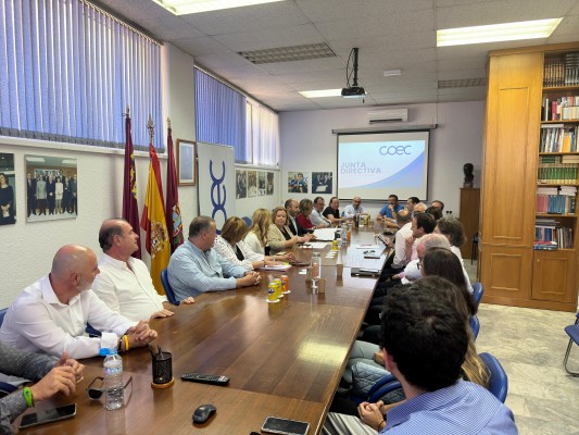 COEC despide su sede con la última Junta Directiva junto a la consejera de Empresa 