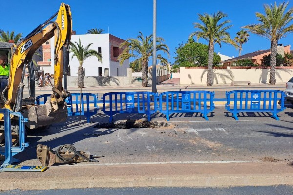 Reparan un socavón en plena Gran Vía de La Manga 
