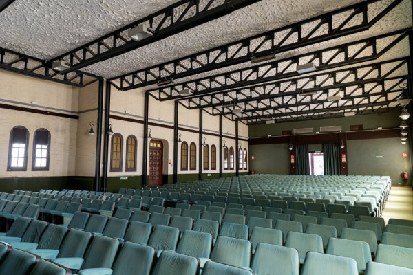 Los profesionales del teatro rechazan la nueva sede del Escalante: 