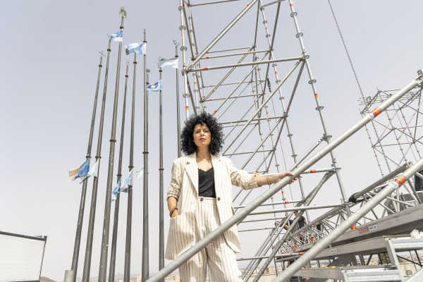 Hasta las banderas que ondean en La Mar de Músicas tienen arte: son una creación de la premiada Sonia Navarro 