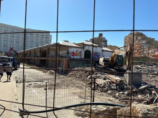 Las galerías comerciales de La Manga abandonadas son demolidas a la espera del futuro de la parcela