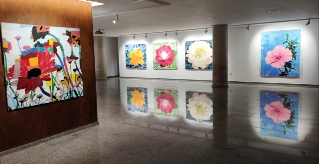 El pintor Manuel Pérez planta  en Cartagena su jardín de colores, texturas y hasta olores