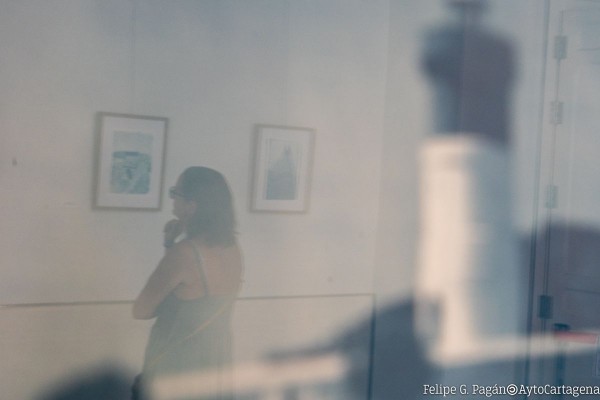 La artista cartagenera Lucía Lozano plasma el 'Alma Azul' de la ciudad en un viaje fotográfico por sus rincones