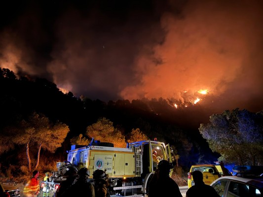 Un incendio forestal en Altaona moviliza a medio centenar de bomberos y policías