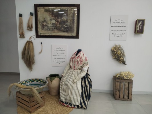 Refajos con poesía: una exposición en Murcia muestra la relación entre la moda huertana y las coplas populares