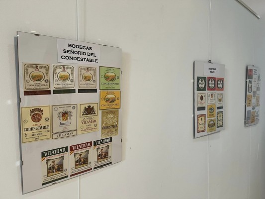 Cien años de diseño a través del vino: exponen 168 etiquetas de más de veinte bodegas de Jumilla
