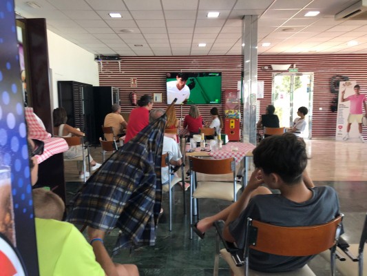 Cientos de aficionados disfrutan de Alcaraz en el Cagigal y en El Palmar y alargan el día con España