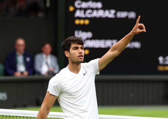 Alcaraz sufre pero vence a Humbert tras un buen inicio y un gran remate y es de cuartos en Londres