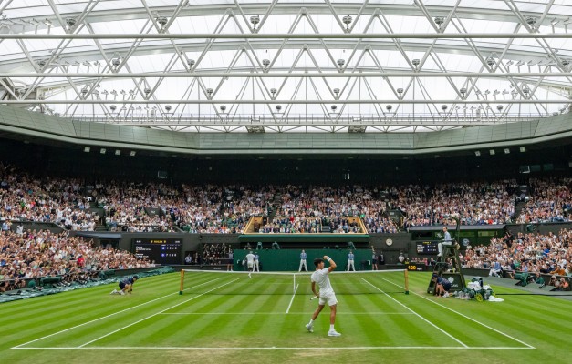 Un resiliente Alcaraz se levanta y gana a Tiafoe en cinco sets: el campeón sigue defendiendo el título 