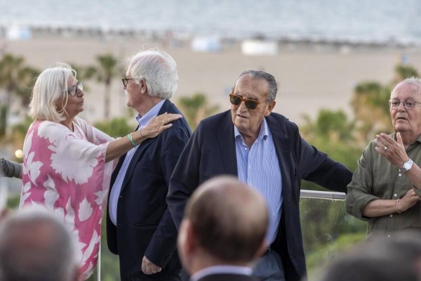 Camps logra el 'sold out' en el homenaje de sus fieles del PP 