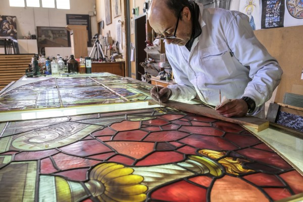 La restauración de las vidrieras de la Catedral de Murcia devolverá la luz y el color al interior del templo  