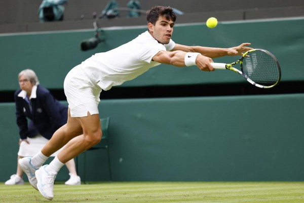 Alcaraz pasa el rodillo en la hierba de Wimbledon ante Vukic e irá a por los octavos frente a Tiafoe