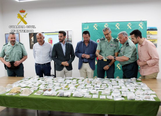 La Guardia Civil entrega cerca de 700 piezas arqueológicas y paleontológicas al Museo Ciudad de Mula que habían sido robadas