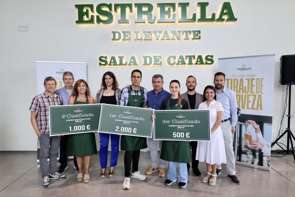 Antonio Martínez, de Tandem Kitchen & Bar, ganador del III Concurso de Tiraje de Cerveza de Estrella de Levante