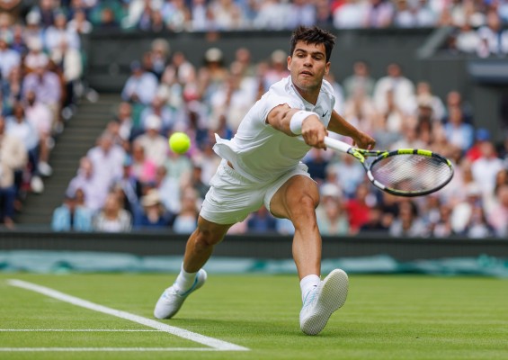Alcaraz, con altibajos, inicia la defensa del título en Wimbledon ganando a Lajal en tres sets