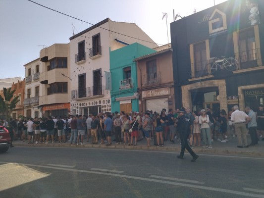 Unas 450 personas se concentran en Gata de Gorgos por la agresión mortal de un hombre