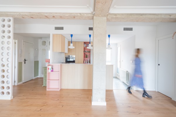 La casa de Murcia llena de color, luz y tendencias actuales que se asoma al río Segura